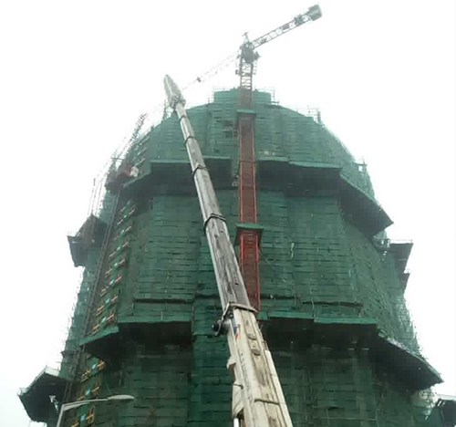 宝兴吊车在工地上作业